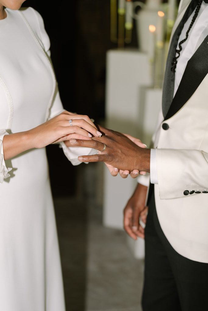 Cómo organizar una boda civil en Navarra - intercambio de anillos